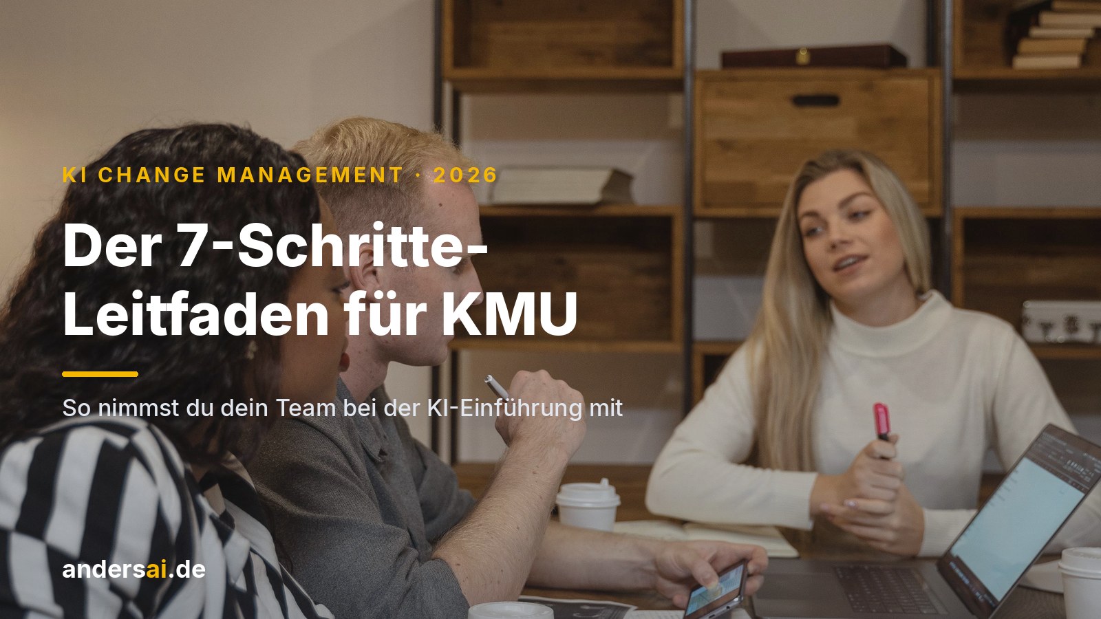 KI Change Management: Team im KMU bespricht die KI-Einführung am Laptop